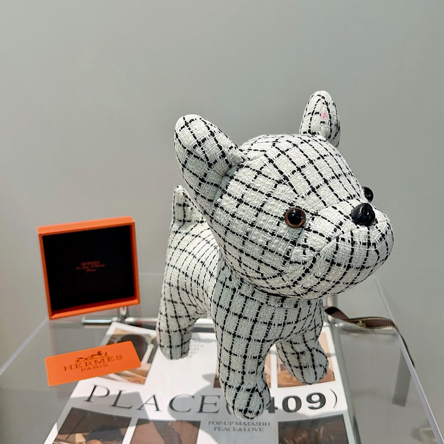 Spilla Hermes French Bulldog in peluche bianca con griglia nera in tweed naso in plastica nera occhi in plastica marrone 28 cm