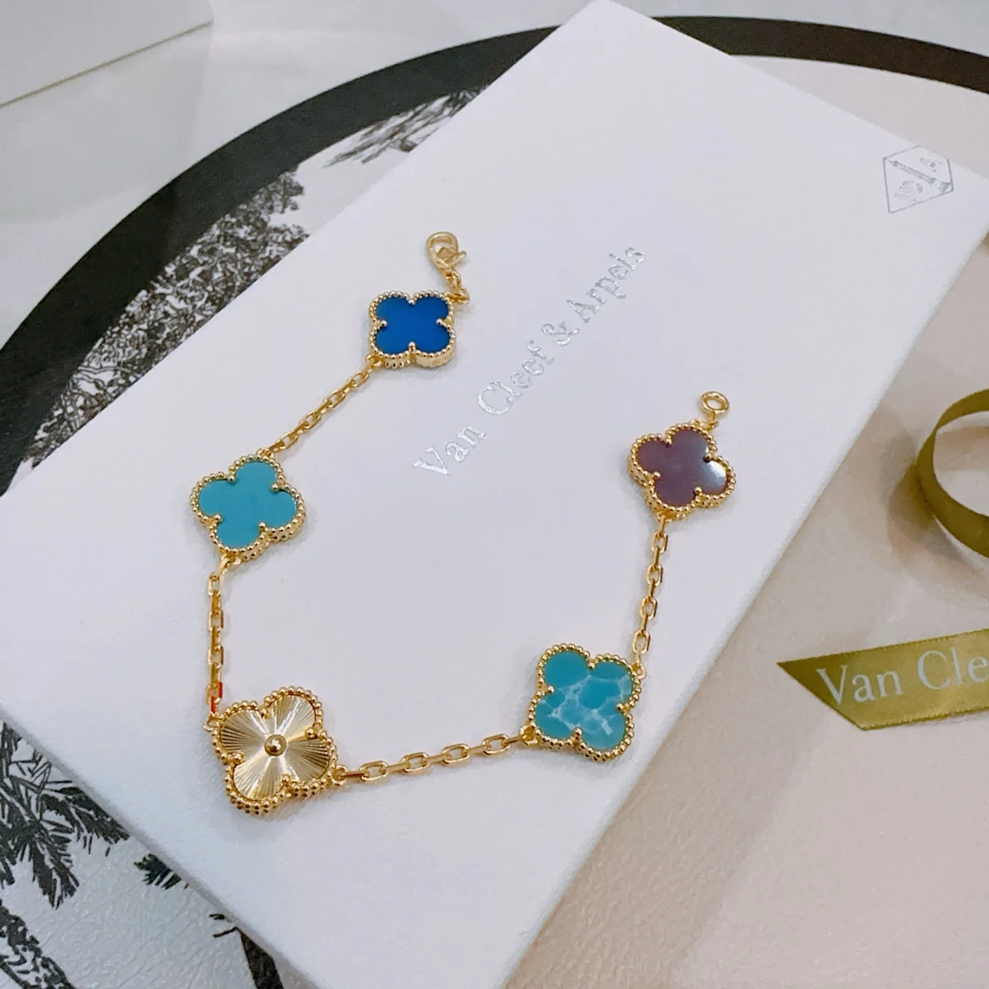 Bracciale Van Cleef Arpels Alhambra Oro giallo con motivi di trifoglio multicolor tra cui blu reale turchese marmorizzato blu viola e oro guilloché 18 cm