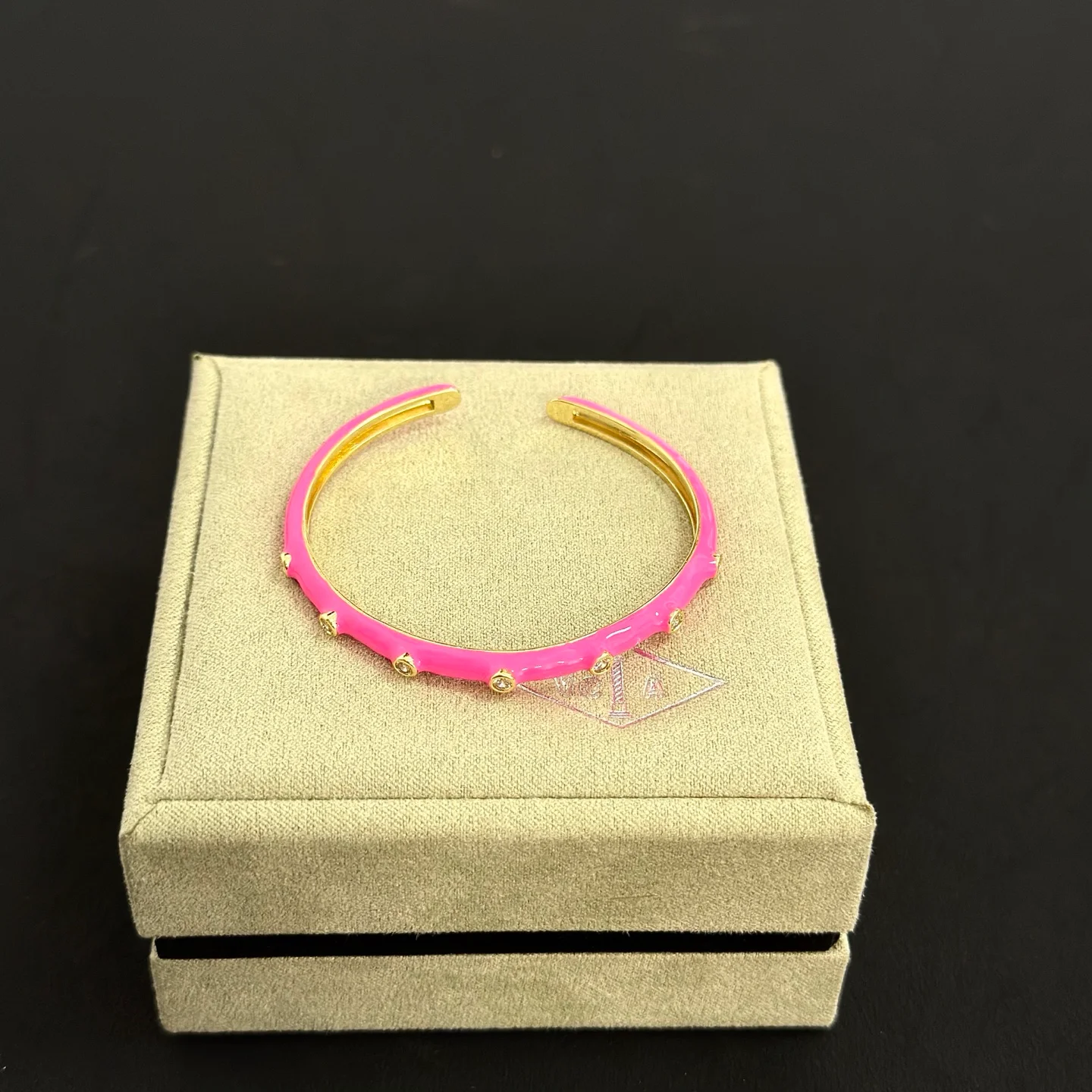 Bracciale Van Cleef Arpels Alhambra in metallo dorato smalto rosa caldo con accenti di diamanti trasparenti 17 cm