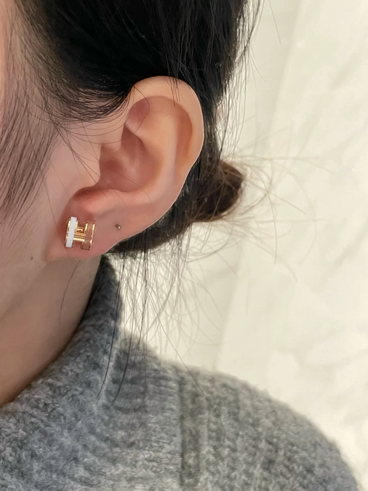 Boucles d'oreilles Hermes Mini Pop H en métal doré rose avec émail blanc et rose poudré diamètre de tige de 9 mm