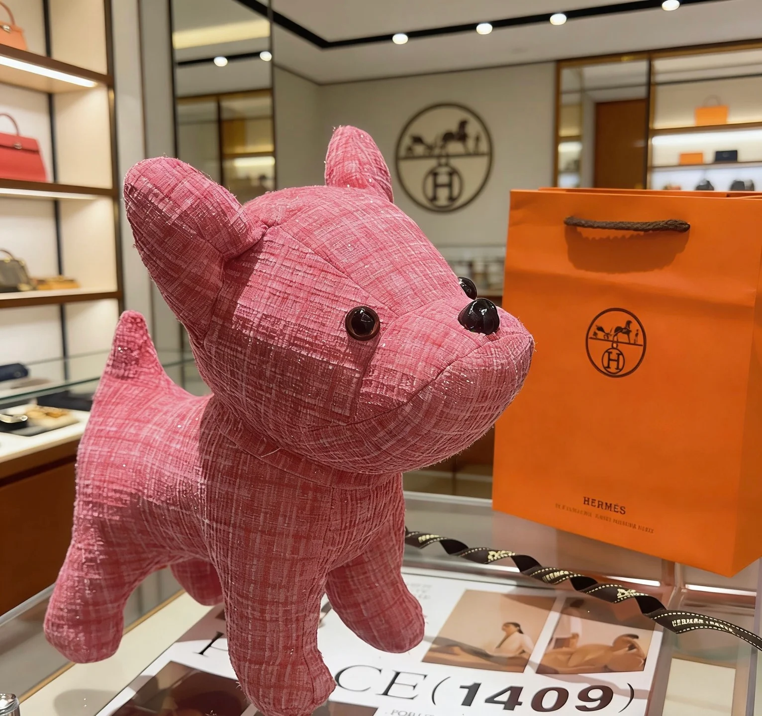 Spilla Hermes Plush Bulldog Decor Tessuto tweed rosa con accenti in plastica nera 28 cm
