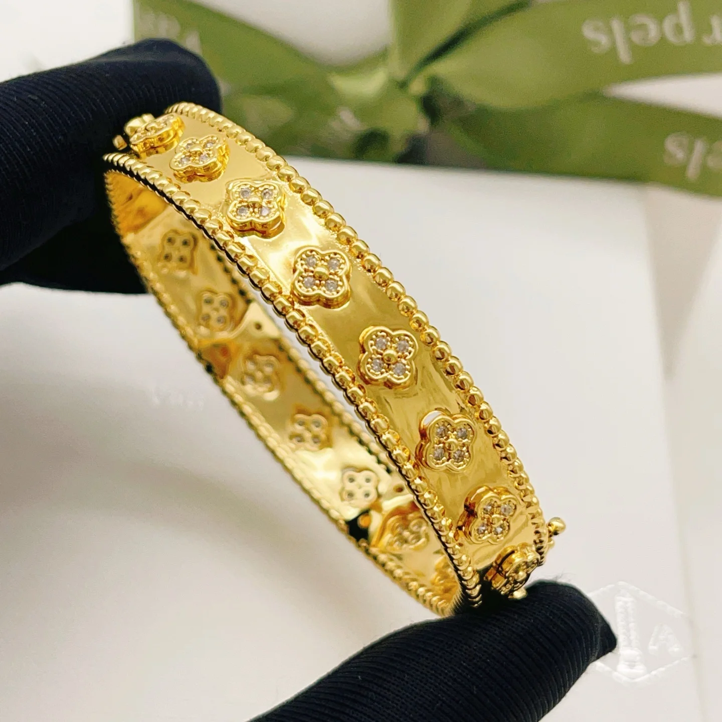 Pulseira Van Cleef Arpels Perlee Sweet Clovers em ouro amarelo com detalhes em diamante Circunferência interna de 17 cm