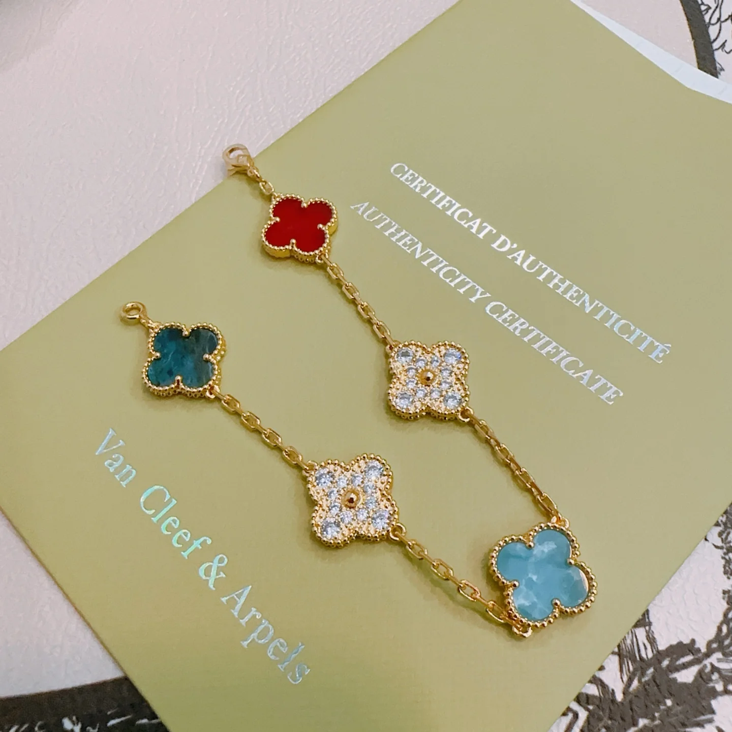 Bracciale Van Cleef Arpels Alhambra Oro giallo con corniola rossa azzurro cielo turchese verde acqua apatite blu e accenti di diamanti trasparenti 17 cm
