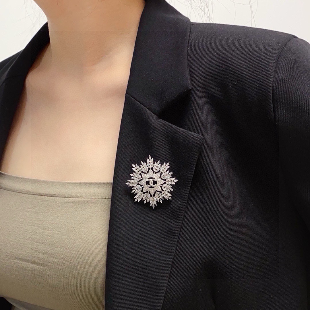 Chanel CC Snowflake Crystal Brooch brooch silver-toned metal with clear crystal accents 4cm diameter