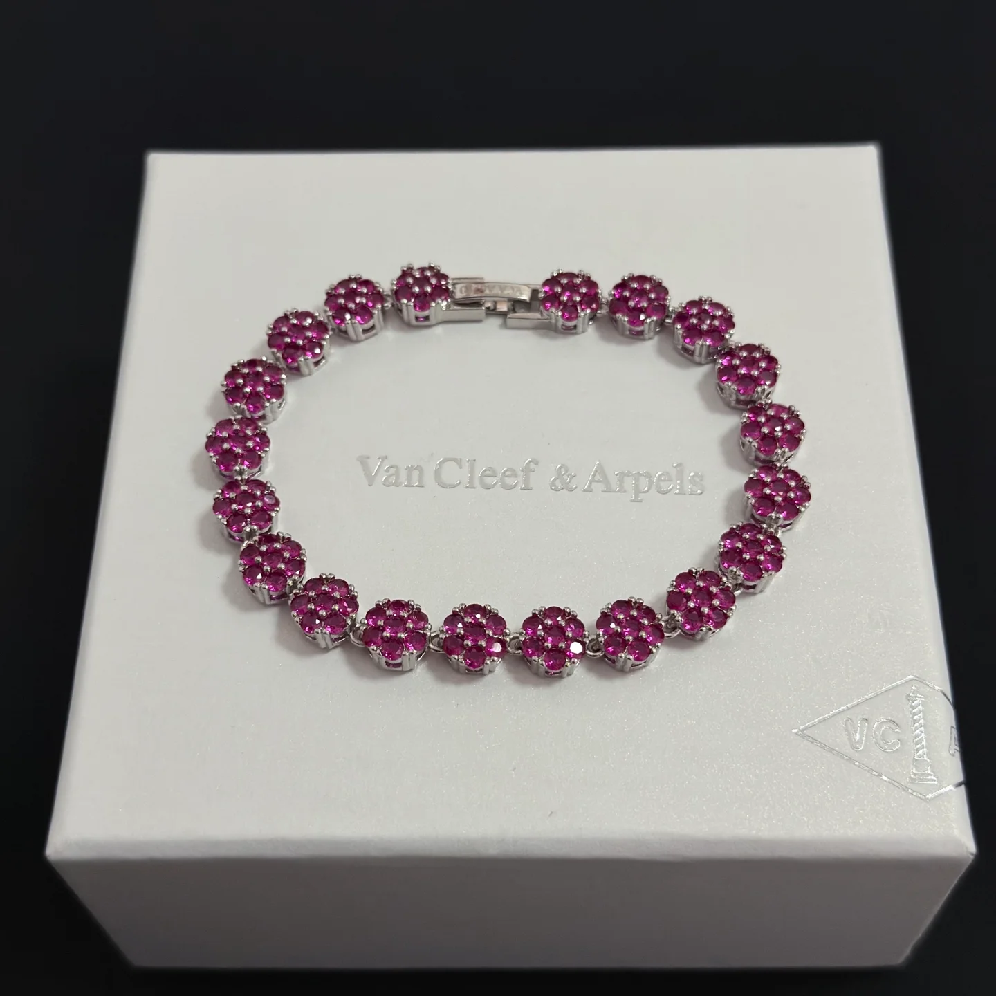 Bracelet Van Cleef Arpels Trèfle à Quatre Feuilles métal argenté avec pierres précieuses rose fuchsia 18cm