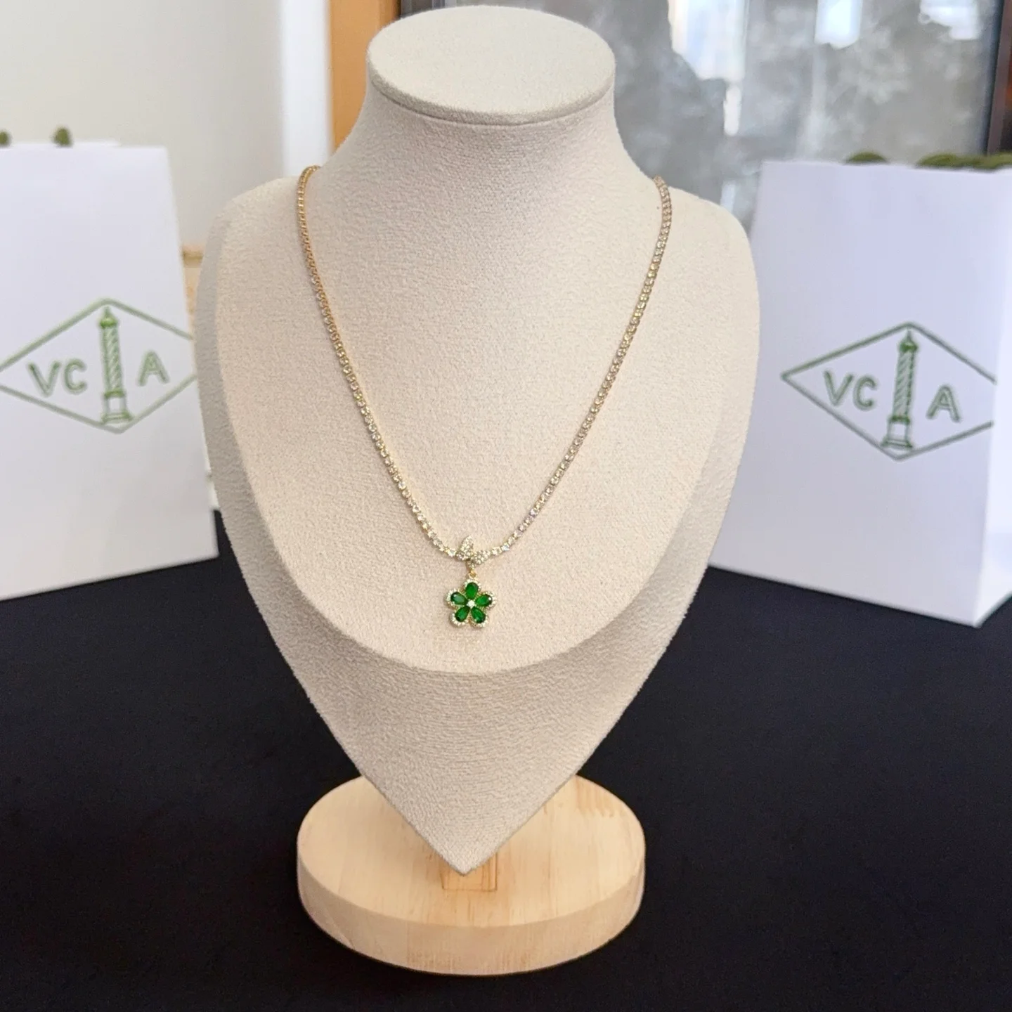 Collana Van Cleef Arpels Alhambra metallo oro giallo trifoglio con pietre preziose verdi accenti di diamanti trasparenti 42 cm con prolunga da 5 cm