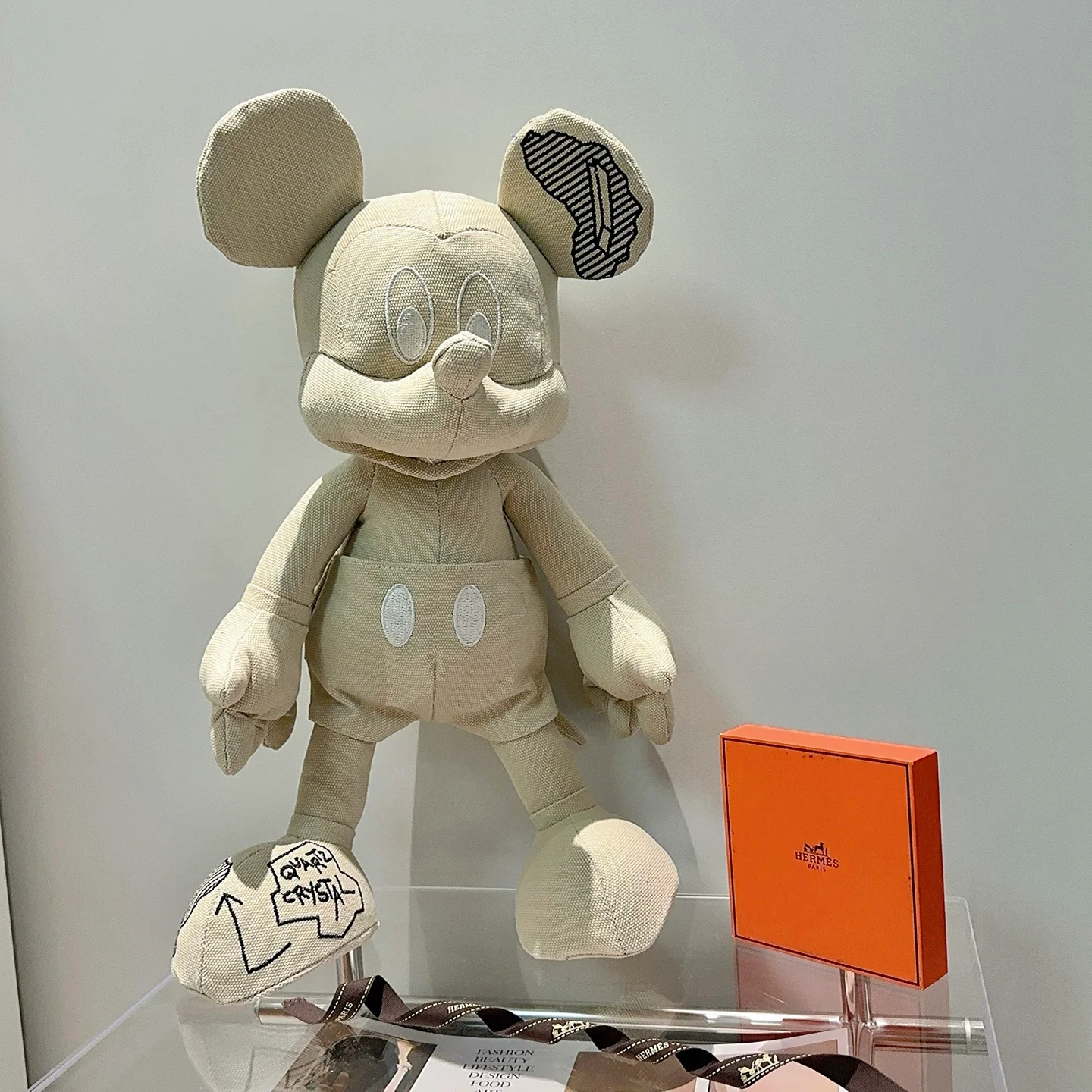Ciondolo in peluche Hermes Daniel Arsham x Disney Topolino Tela beige con ricami bianchi e neri 45 cm