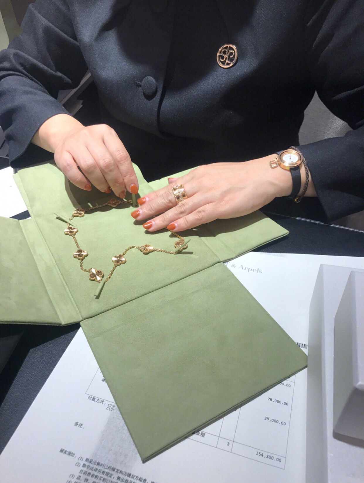 Pulsera Van Cleef Arpels Alhambra de oro amarillo con acabado guilloché 18cm