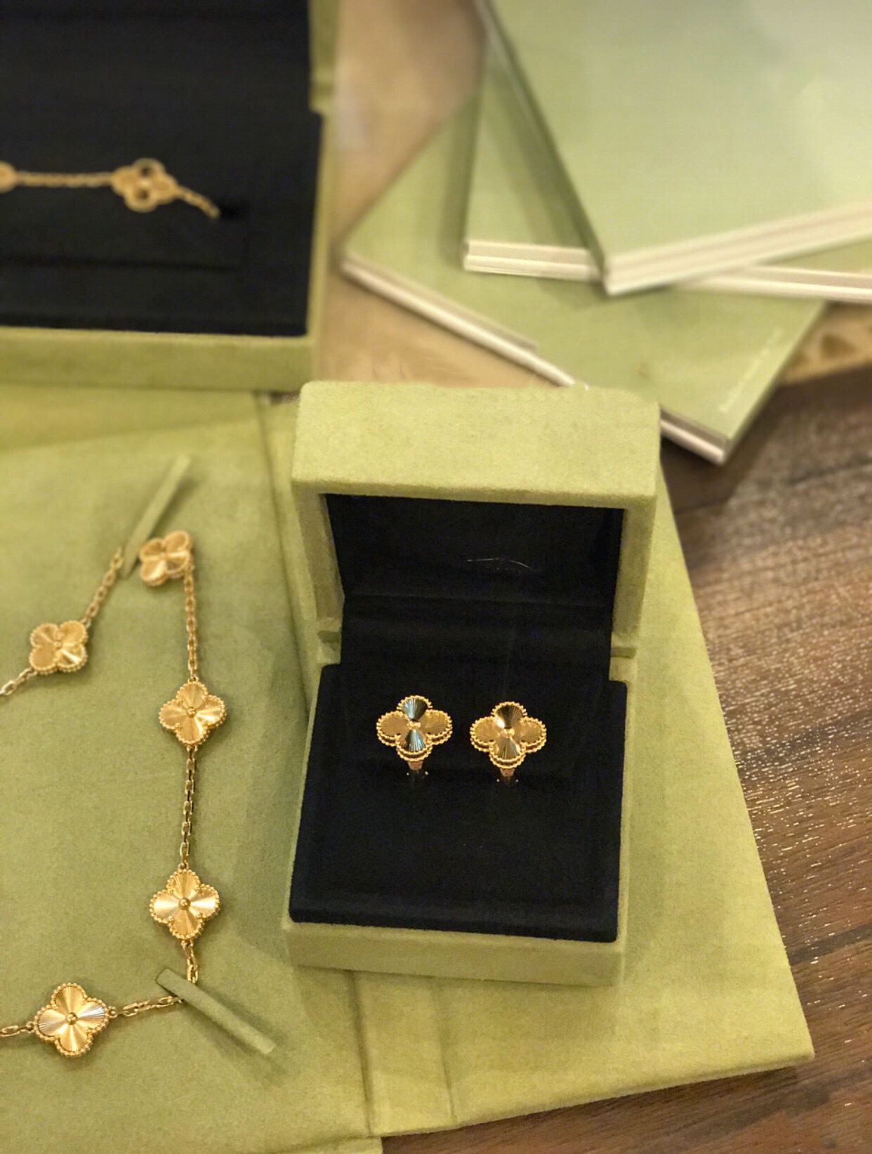 Pulsera Van Cleef Arpels Alhambra de oro amarillo con acabado guilloché 18cm