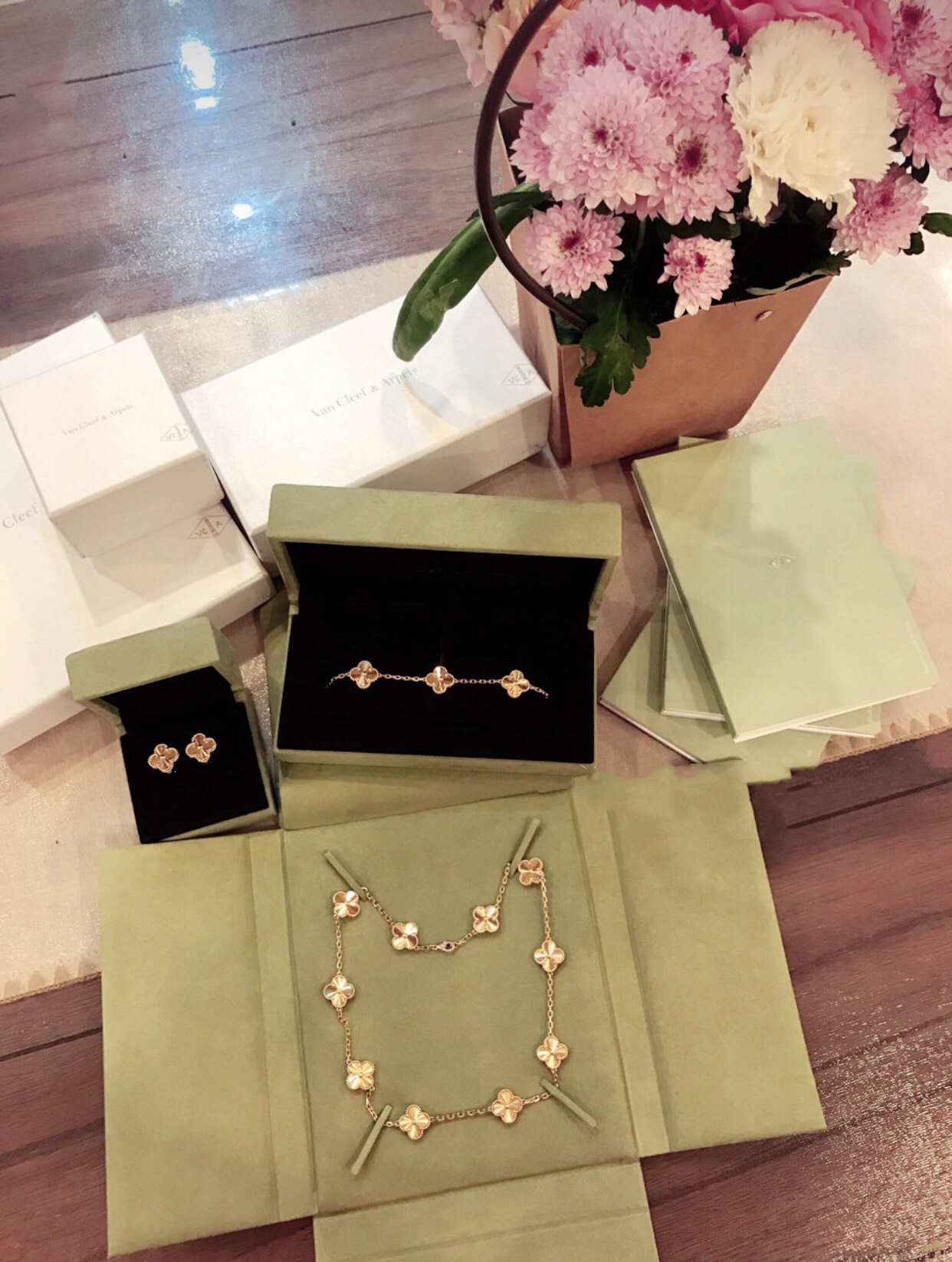 Pulsera Van Cleef Arpels Alhambra de oro amarillo con acabado guilloché 18cm