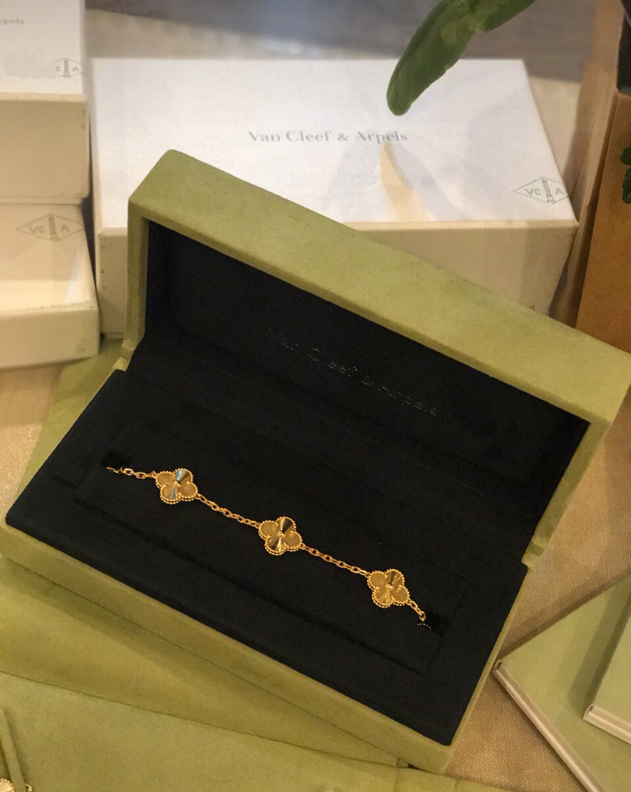 Pulsera Van Cleef Arpels Alhambra de oro amarillo con acabado guilloché 18cm