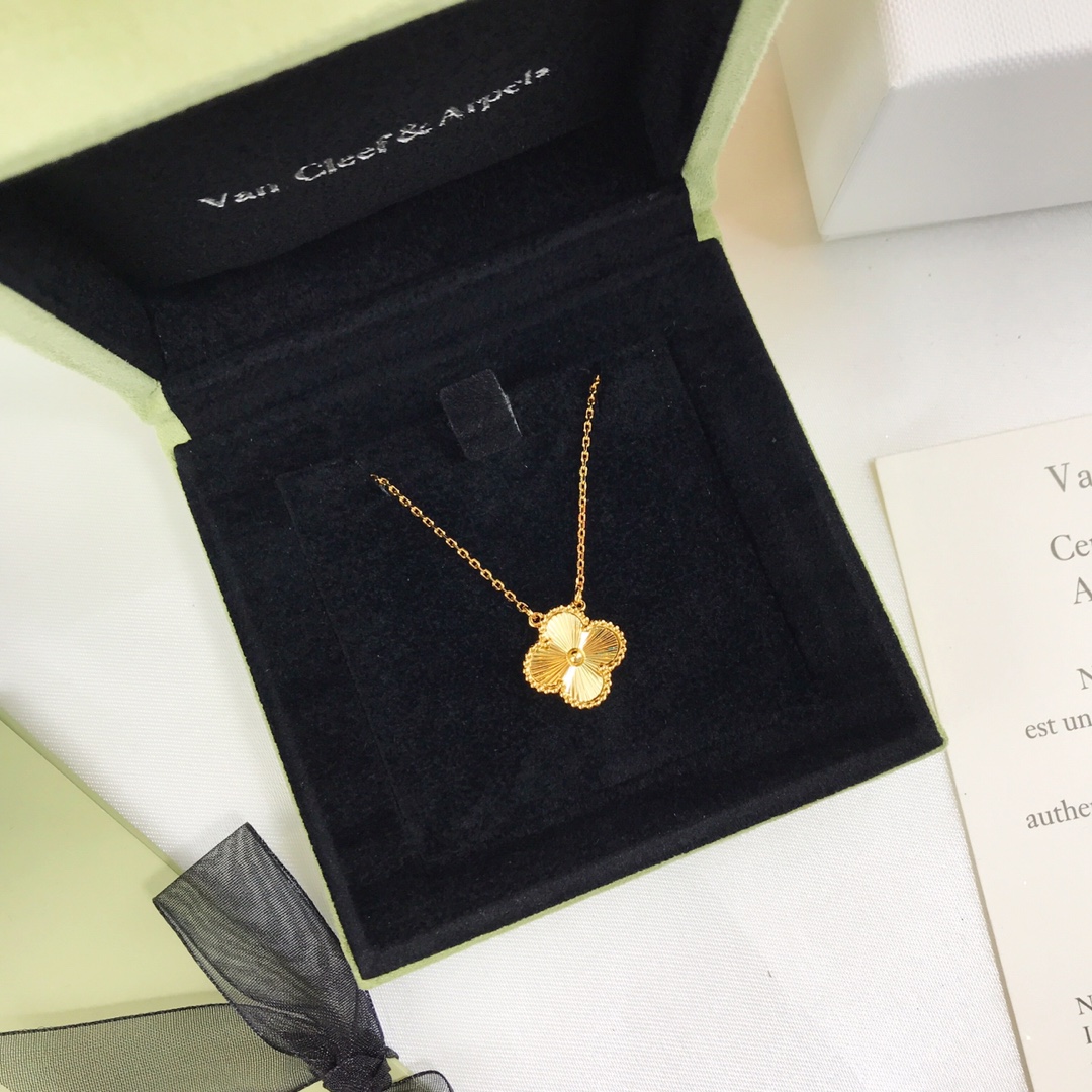 Pulsera Van Cleef Arpels Alhambra de oro amarillo con acabado guilloché 18cm