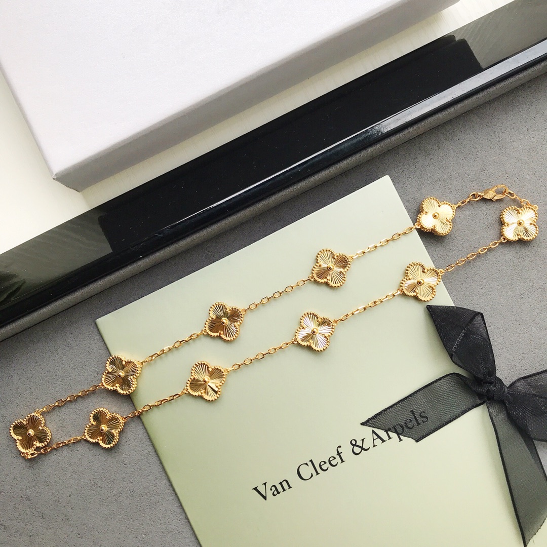 Pulsera Van Cleef Arpels Alhambra de oro amarillo con acabado guilloché 18cm