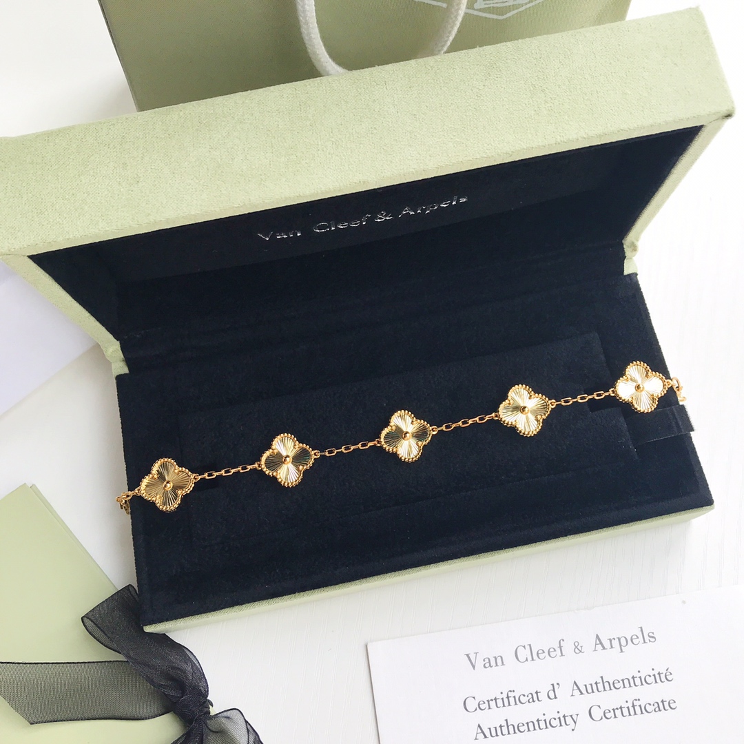 Pulsera Van Cleef Arpels Alhambra de oro amarillo con acabado guilloché 18cm