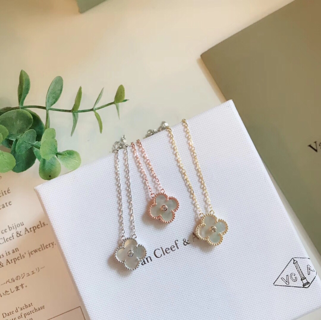 Collana Van Cleef Arpels Alhambra in oro rosa 18 carati con madreperla bianca e accenti di diamanti 42 cm