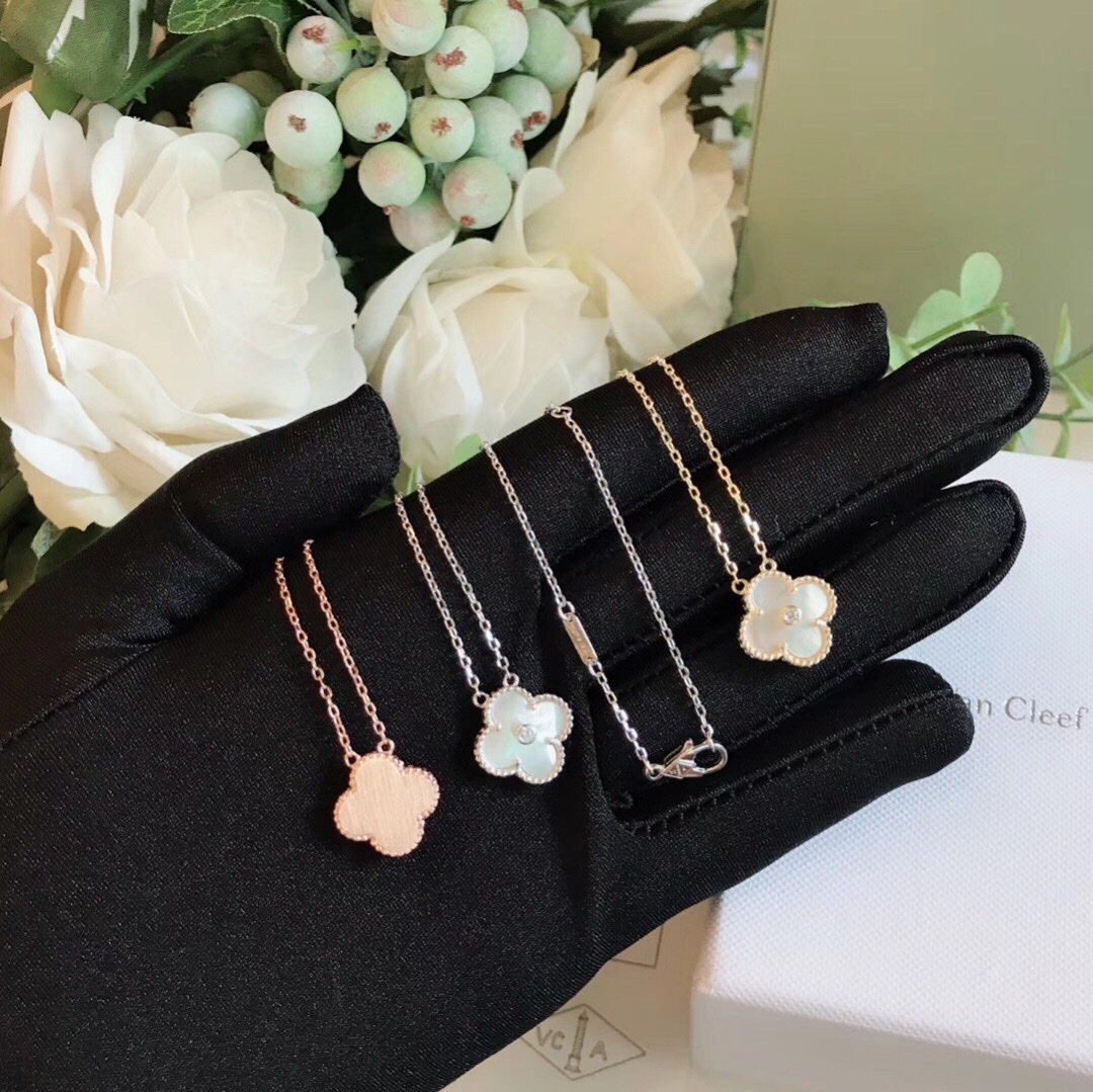 Collana Van Cleef Arpels Alhambra in oro rosa 18 carati con madreperla bianca e accenti di diamanti 42 cm