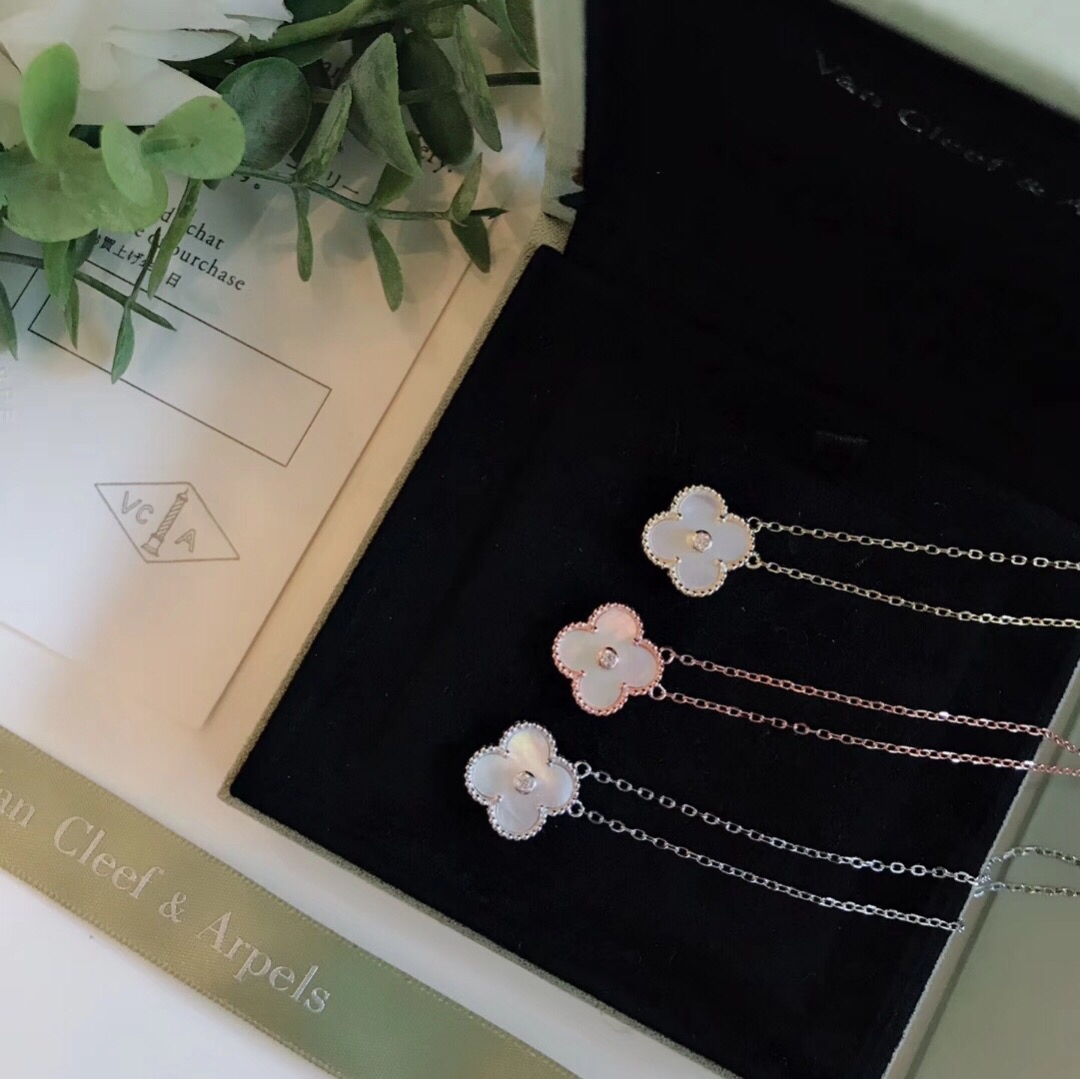 Collana Van Cleef Arpels Alhambra in oro rosa 18 carati con madreperla bianca e accenti di diamanti 42 cm
