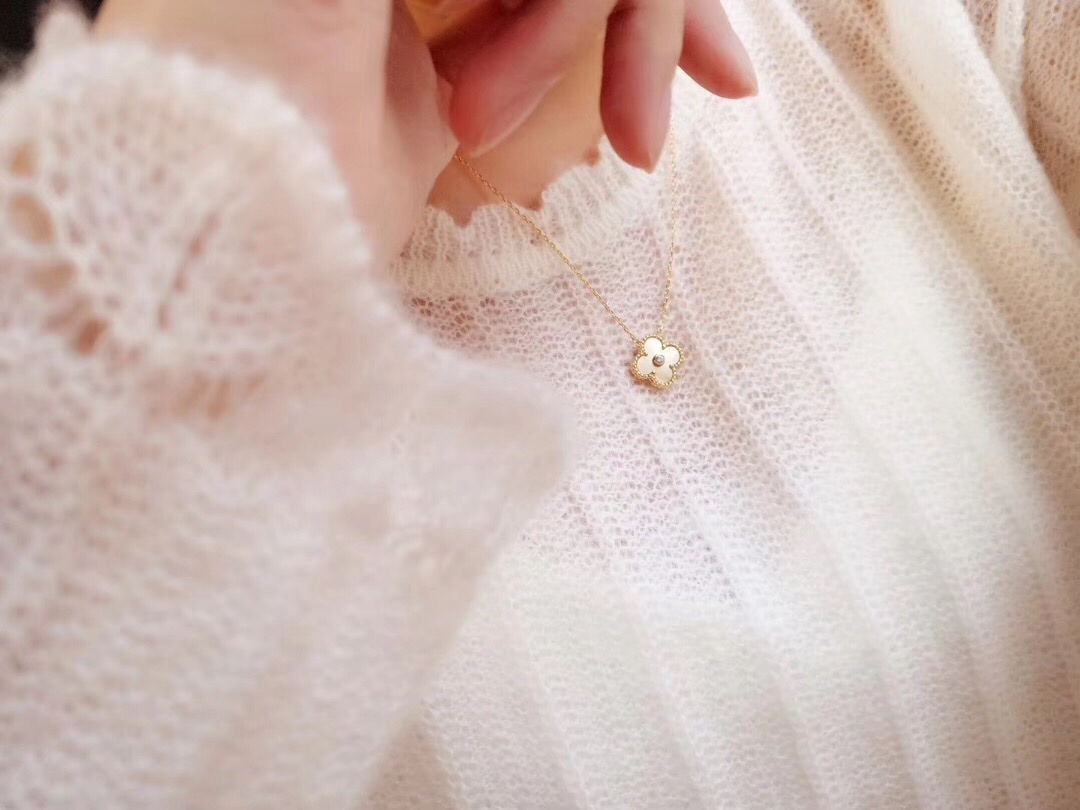 Collana Van Cleef Arpels Alhambra in oro rosa 18 carati con madreperla bianca e accenti di diamanti 42 cm