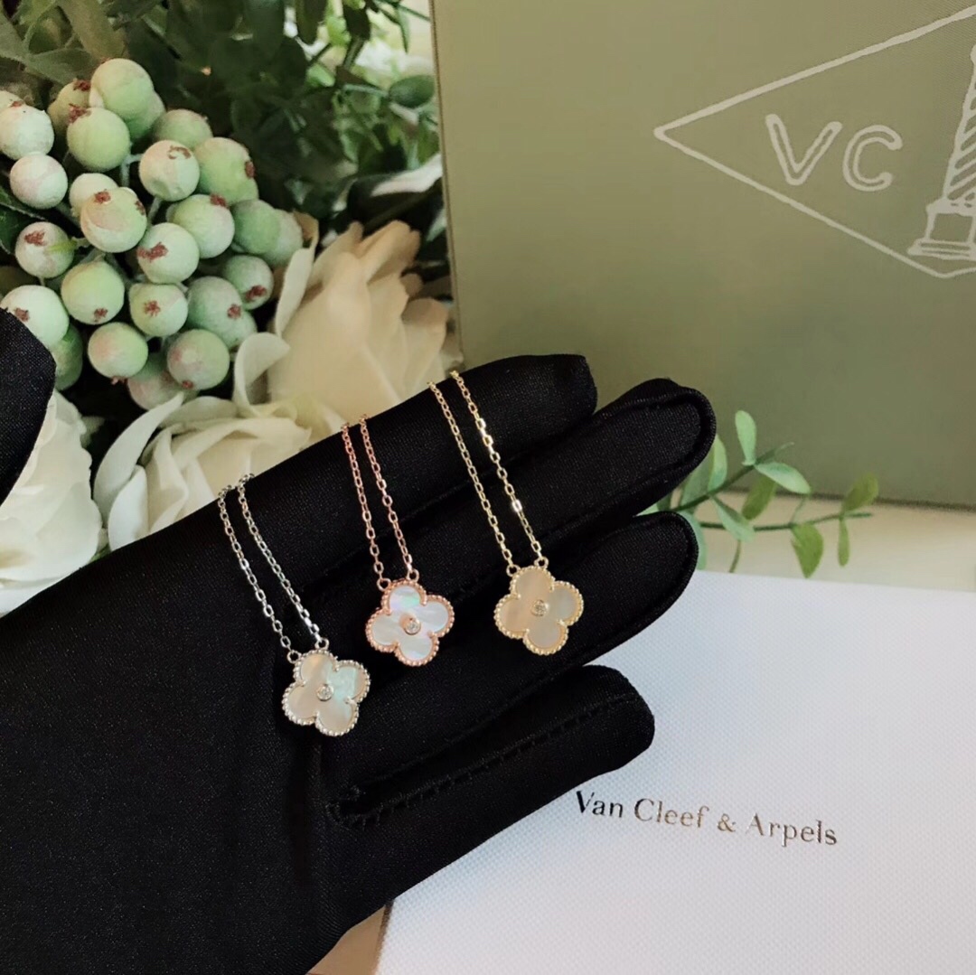 Collana Van Cleef Arpels Alhambra in oro rosa 18 carati con madreperla bianca e accenti di diamanti 42 cm