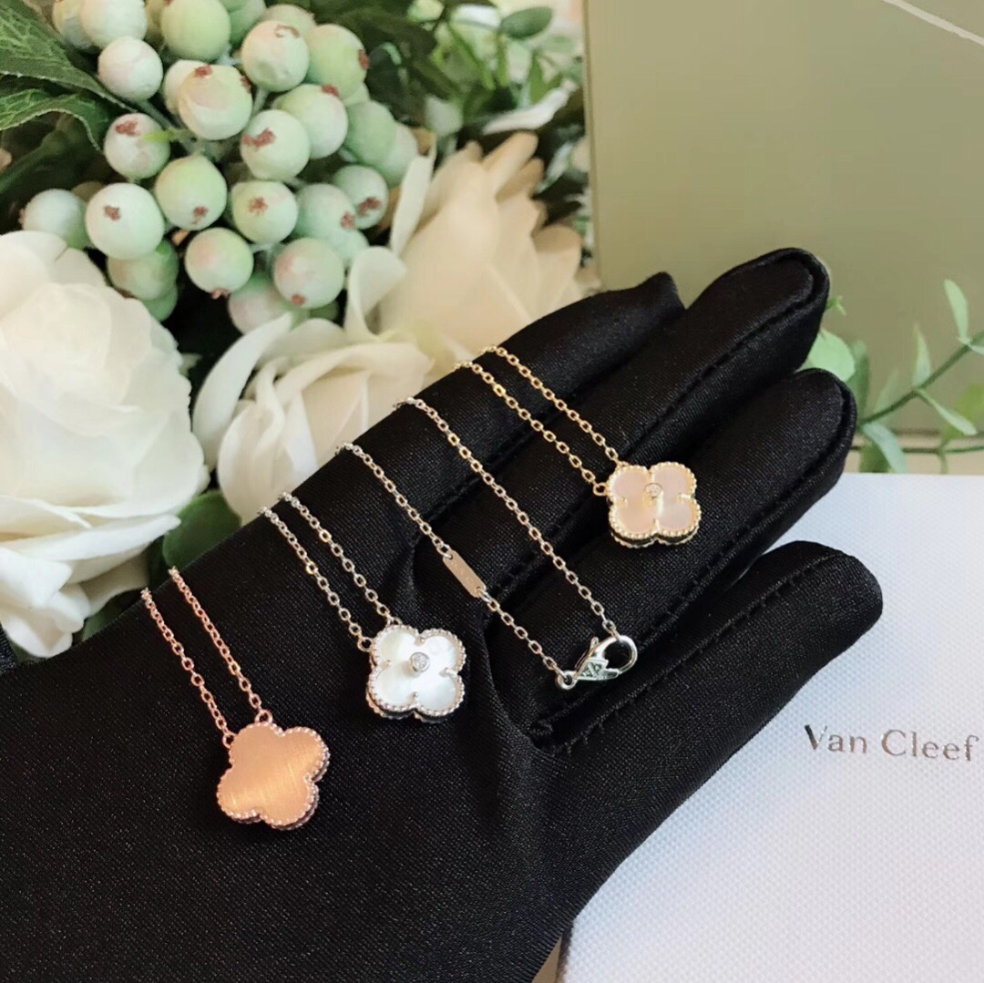 Collana Van Cleef Arpels Alhambra in oro rosa 18 carati con madreperla bianca e accenti di diamanti 42 cm