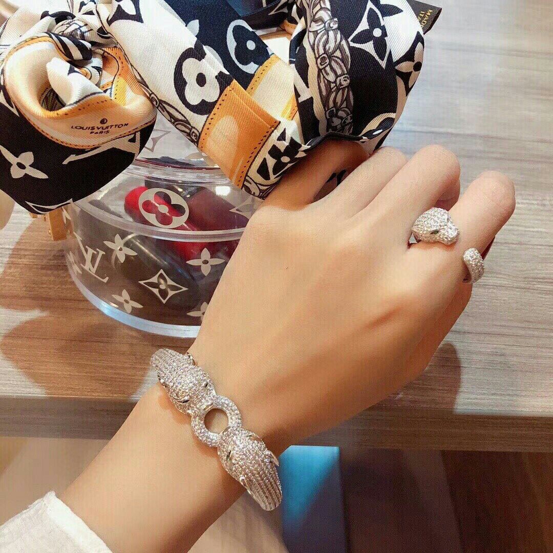 Cartier Panthere de Cartier bracelet 18K white gold pave set diamonds emerald green panther eyes black onyx accents 17cm