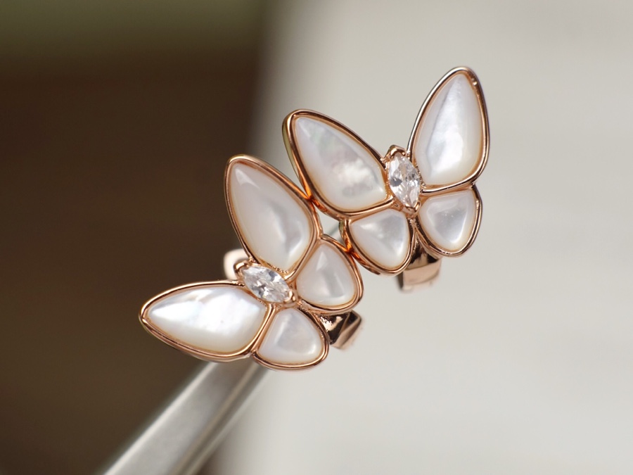 Van Cleef Arpels Boucles d'oreilles Two Butterfly Or rose or jaune or blanc argenté avec accents de nacre blanche et diamants clairs 12 mm