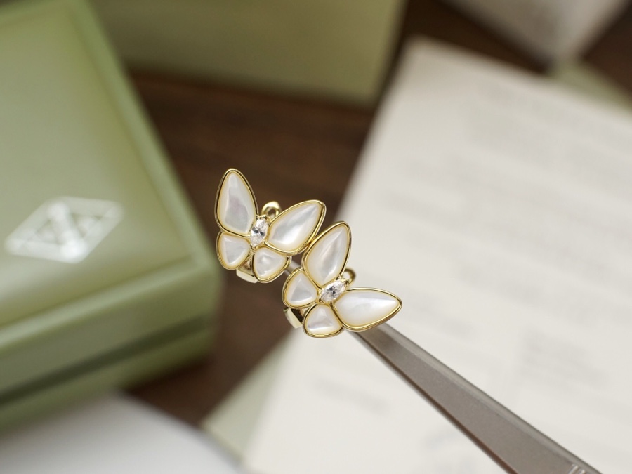 Van Cleef Arpels Boucles d'oreilles Two Butterfly Or rose or jaune or blanc argenté avec accents de nacre blanche et diamants clairs 12 mm