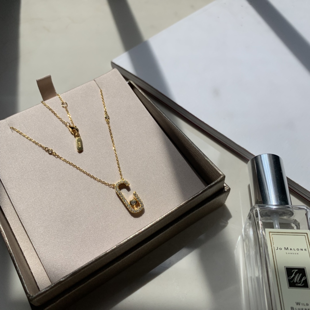 Messika Gigi Hadid Move Addiction Safety Pin Pendant Necklace necklace Available in 18k yellow gold 18k rose gold 18k white gold with pave set clear diamonds and a central moving diamond 42cm adjustable chain
