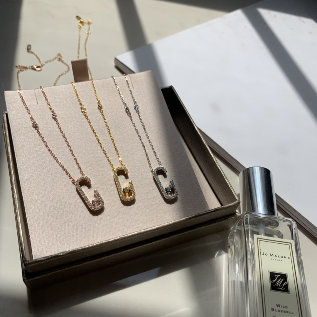 Messika Gigi Hadid Move Addiction Safety Pin Pendant Necklace necklace Available in 18k yellow gold 18k rose gold 18k white gold with pave set clear diamonds and a central moving diamond 42cm adjustable chain