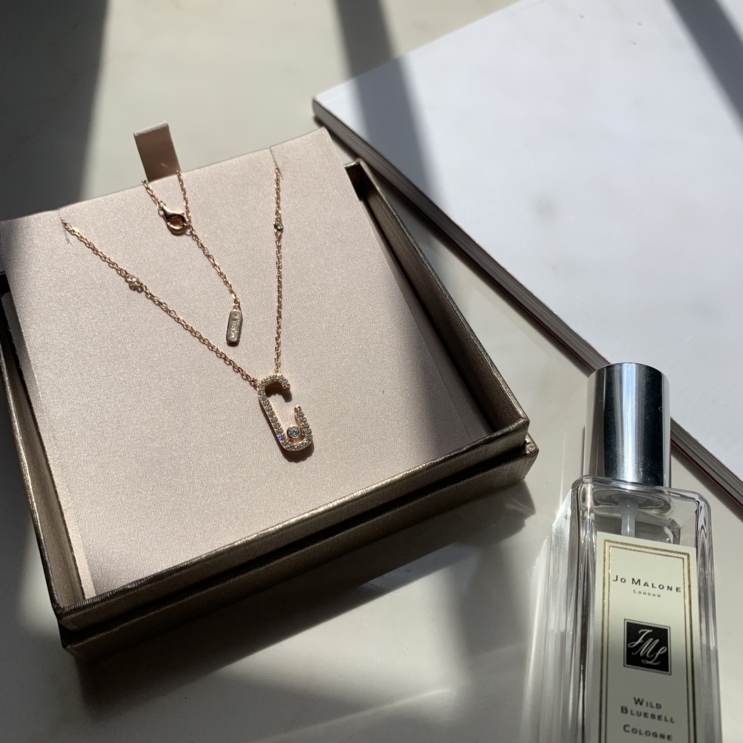 Messika Gigi Hadid Move Addiction Safety Pin Pendant Necklace necklace Available in 18k yellow gold 18k rose gold 18k white gold with pave set clear diamonds and a central moving diamond 42cm adjustable chain