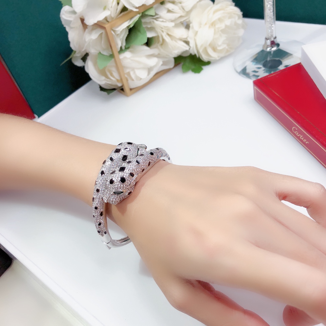 Cartier Panthere de Cartier bracelet 18K white gold set with colorless diamonds black onyx spots green tsavorite garnet eyes 17cm inner circumference