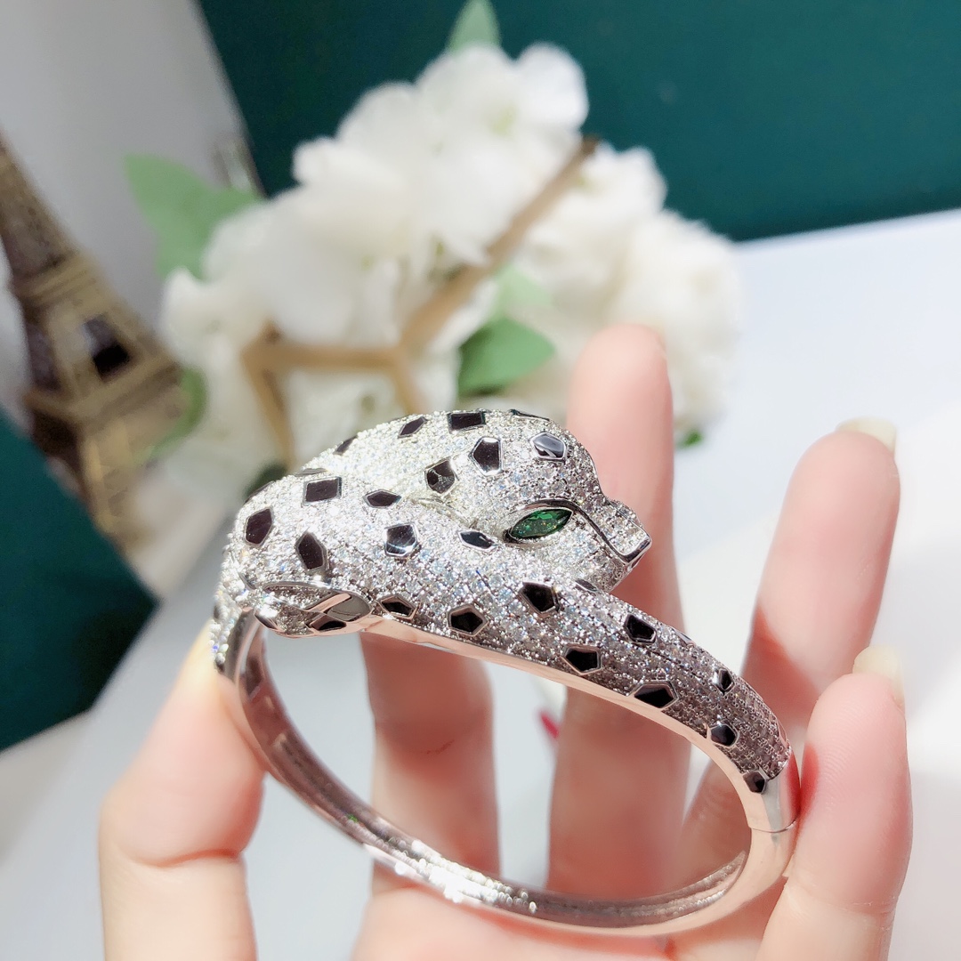 Cartier Panthere de Cartier bracelet 18K white gold set with colorless diamonds black onyx spots green tsavorite garnet eyes 17cm inner circumference