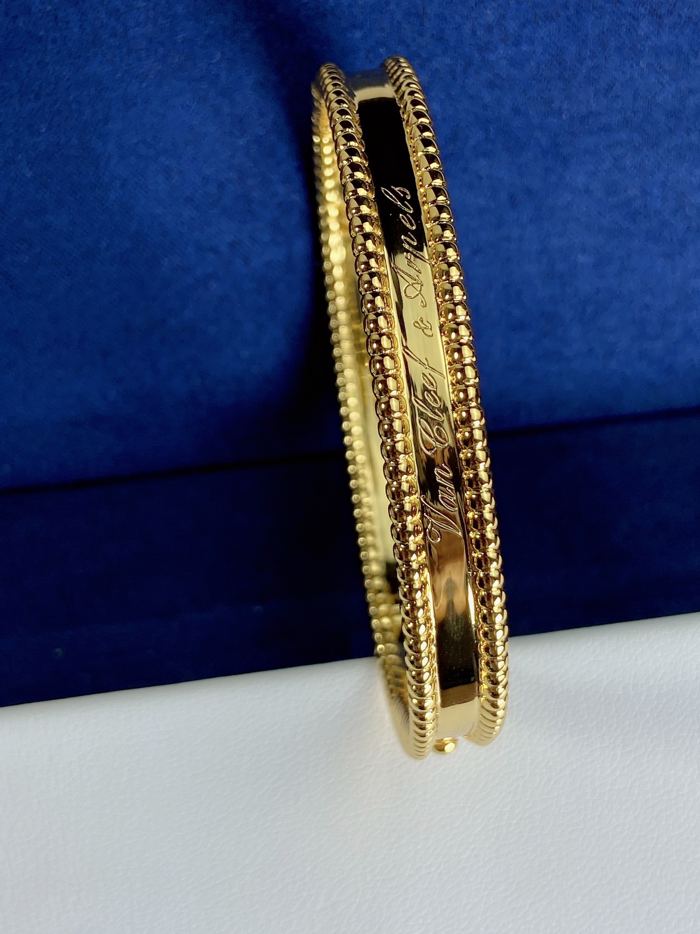 Bracciale rigido firmato Van Cleef Arpels Perlee in oro rosa 18 carati, oro giallo 18 carati, oro bianco 18 carati, senza pietre preziose, circonferenza interna di 17 cm.