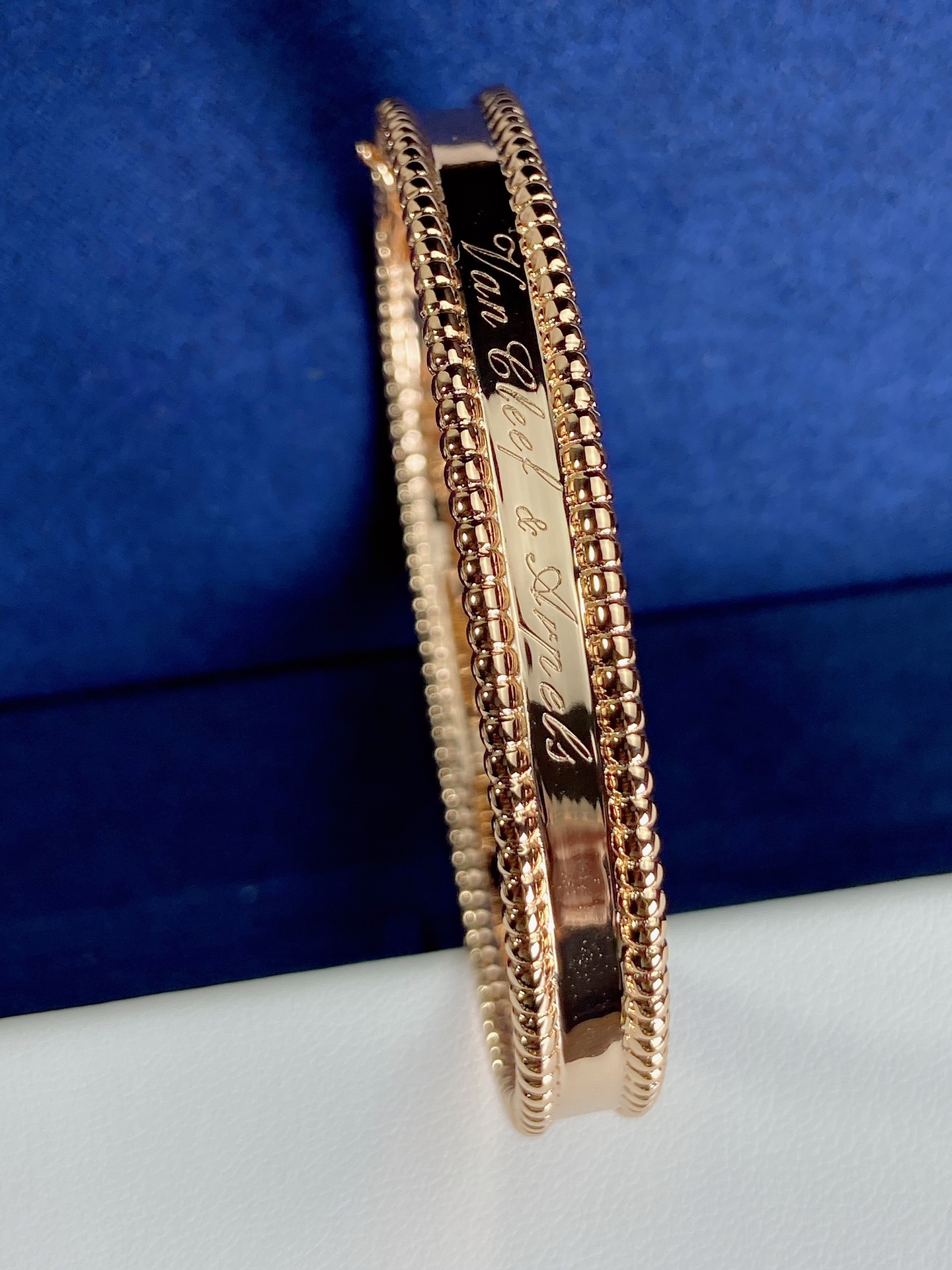 Bracciale rigido firmato Van Cleef Arpels Perlee in oro rosa 18 carati, oro giallo 18 carati, oro bianco 18 carati, senza pietre preziose, circonferenza interna di 17 cm.