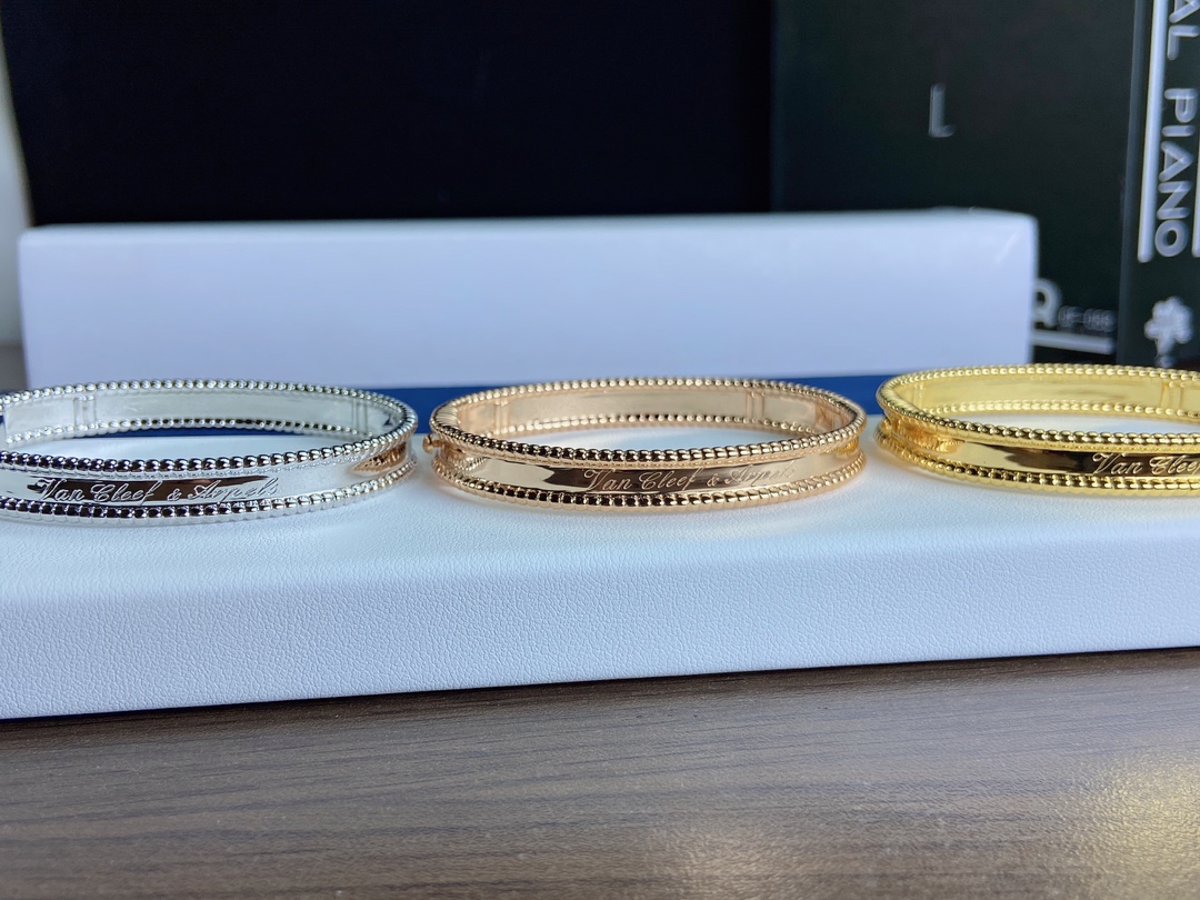 Bracciale rigido firmato Van Cleef Arpels Perlee in oro rosa 18 carati, oro giallo 18 carati, oro bianco 18 carati, senza pietre preziose, circonferenza interna di 17 cm.