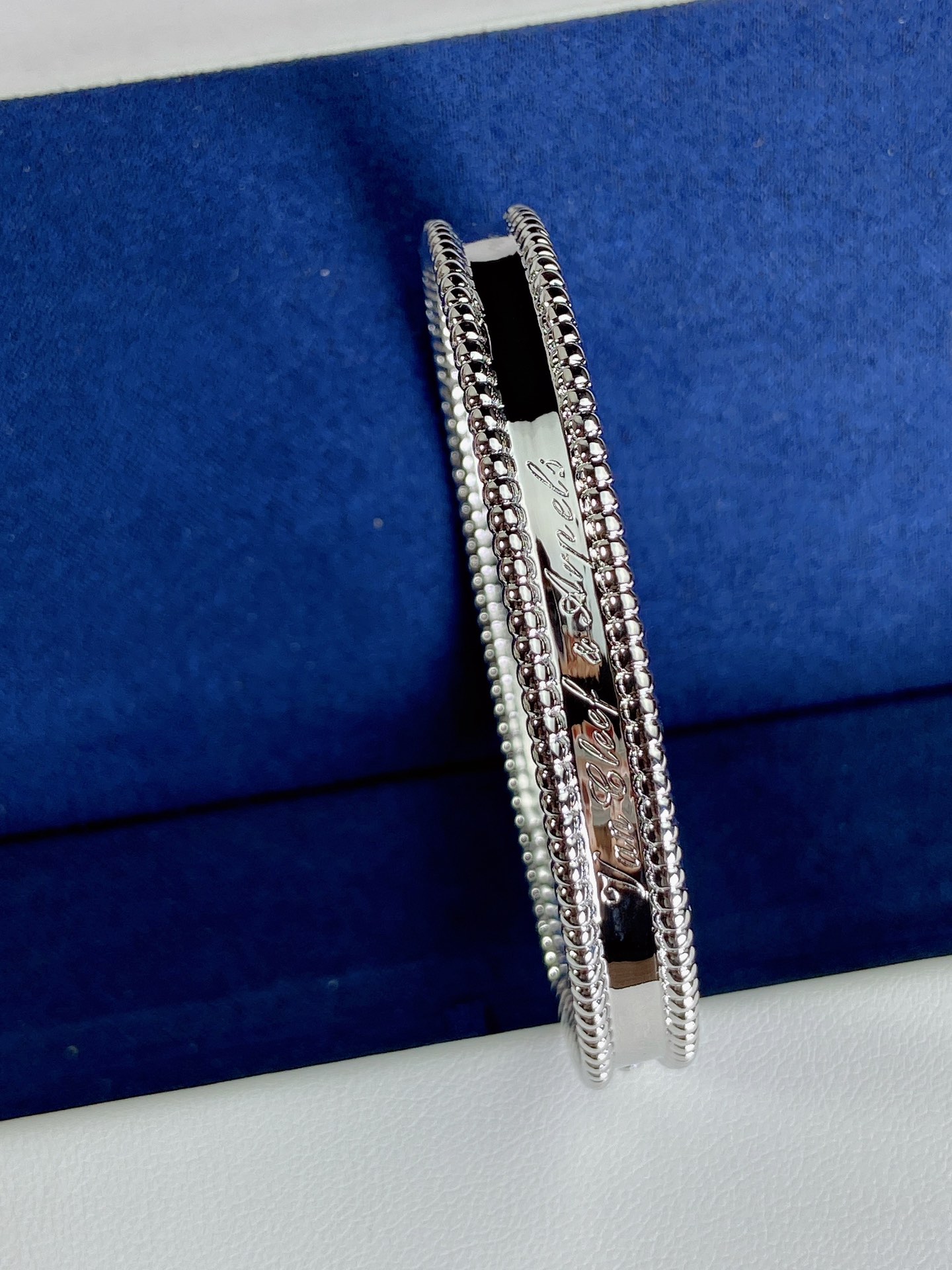 Bracciale rigido firmato Van Cleef Arpels Perlee in oro rosa 18 carati, oro giallo 18 carati, oro bianco 18 carati, senza pietre preziose, circonferenza interna di 17 cm.