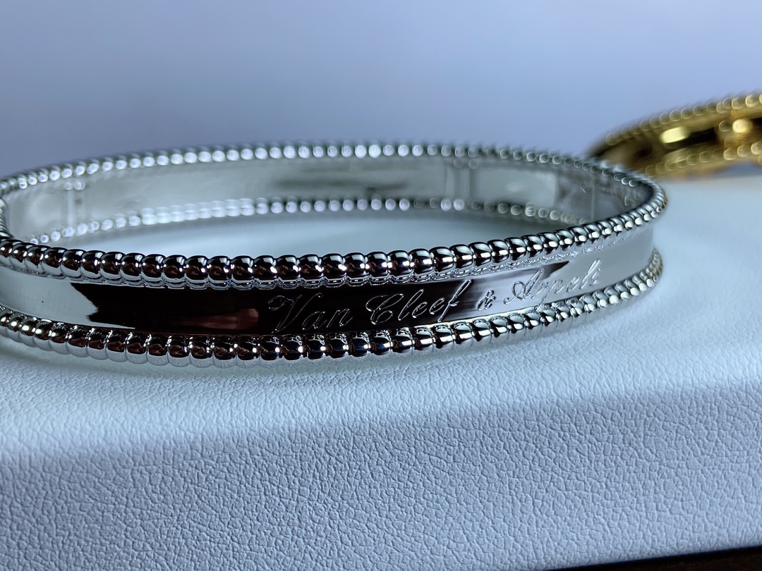 Bracciale rigido firmato Van Cleef Arpels Perlee in oro rosa 18 carati, oro giallo 18 carati, oro bianco 18 carati, senza pietre preziose, circonferenza interna di 17 cm.
