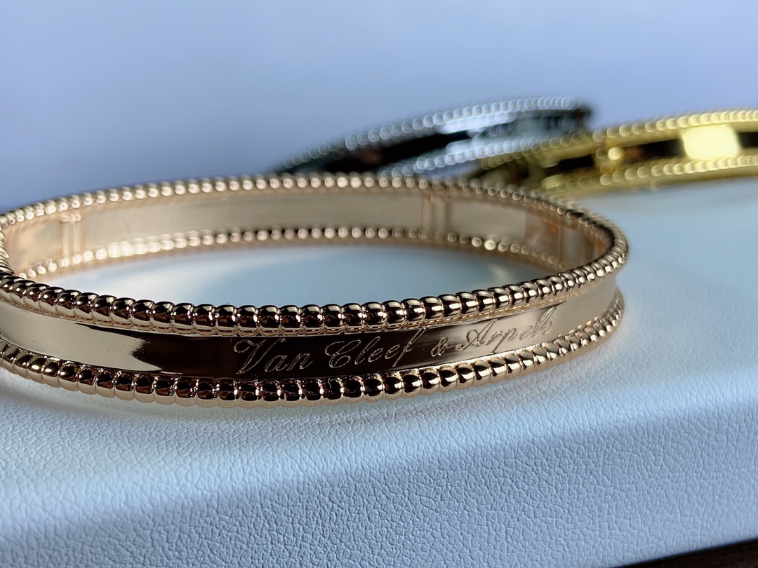 Bracciale rigido firmato Van Cleef Arpels Perlee in oro rosa 18 carati, oro giallo 18 carati, oro bianco 18 carati, senza pietre preziose, circonferenza interna di 17 cm.