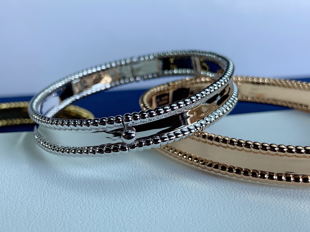 Bracciale rigido firmato Van Cleef Arpels Perlee in oro rosa 18 carati, oro giallo 18 carati, oro bianco 18 carati, senza pietre preziose, circonferenza interna di 17 cm.