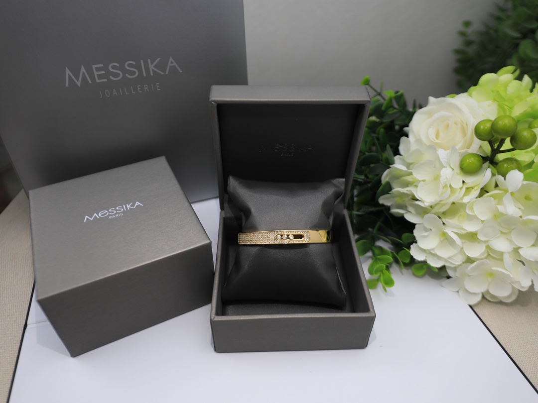 Messika Move Series Pave Bangle bracelet Available in 18k rose gold 18k yellow gold 18k white gold all set with pave white diamonds and three sliding brilliant-cut white diamonds 17cm inner circumference