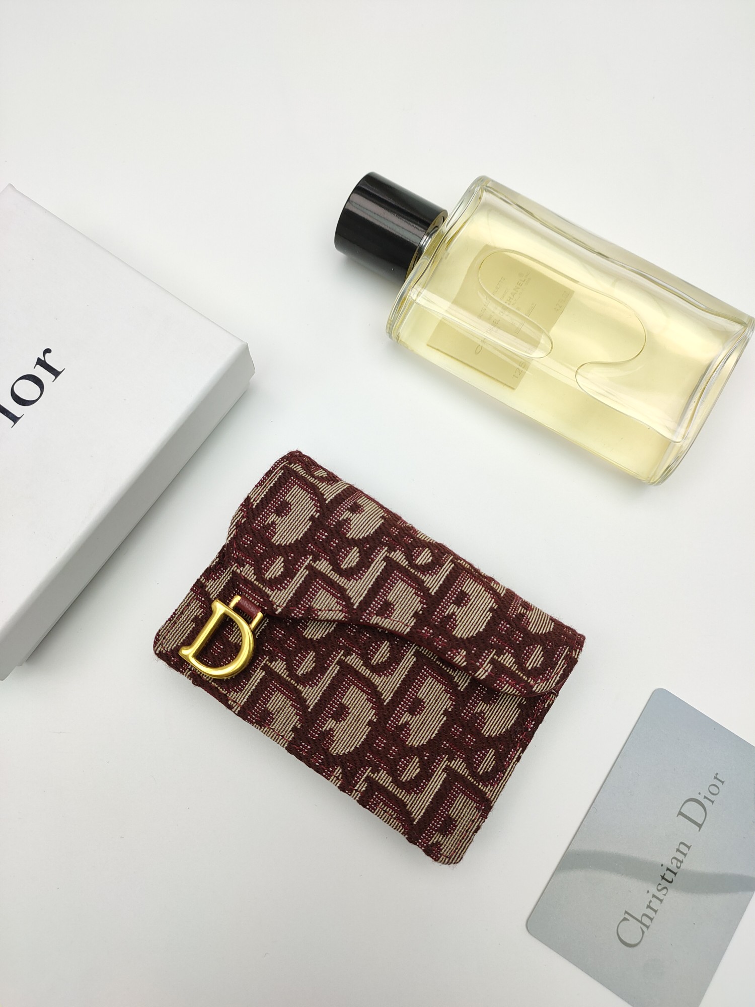 Dior Oblique Saddle card holder Burgundy and beige Oblique jacquard with gold-tone metal hardware burgundy leather interior 11 7 5 2 5cm