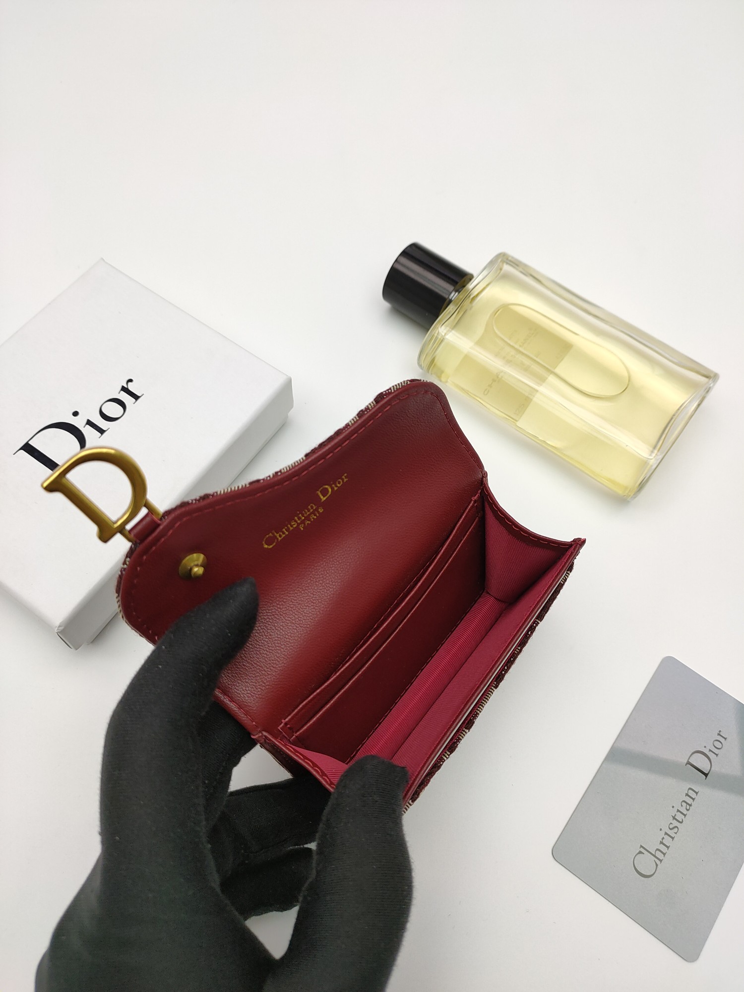 Dior Oblique Saddle card holder Burgundy and beige Oblique jacquard with gold-tone metal hardware burgundy leather interior 11 7 5 2 5cm