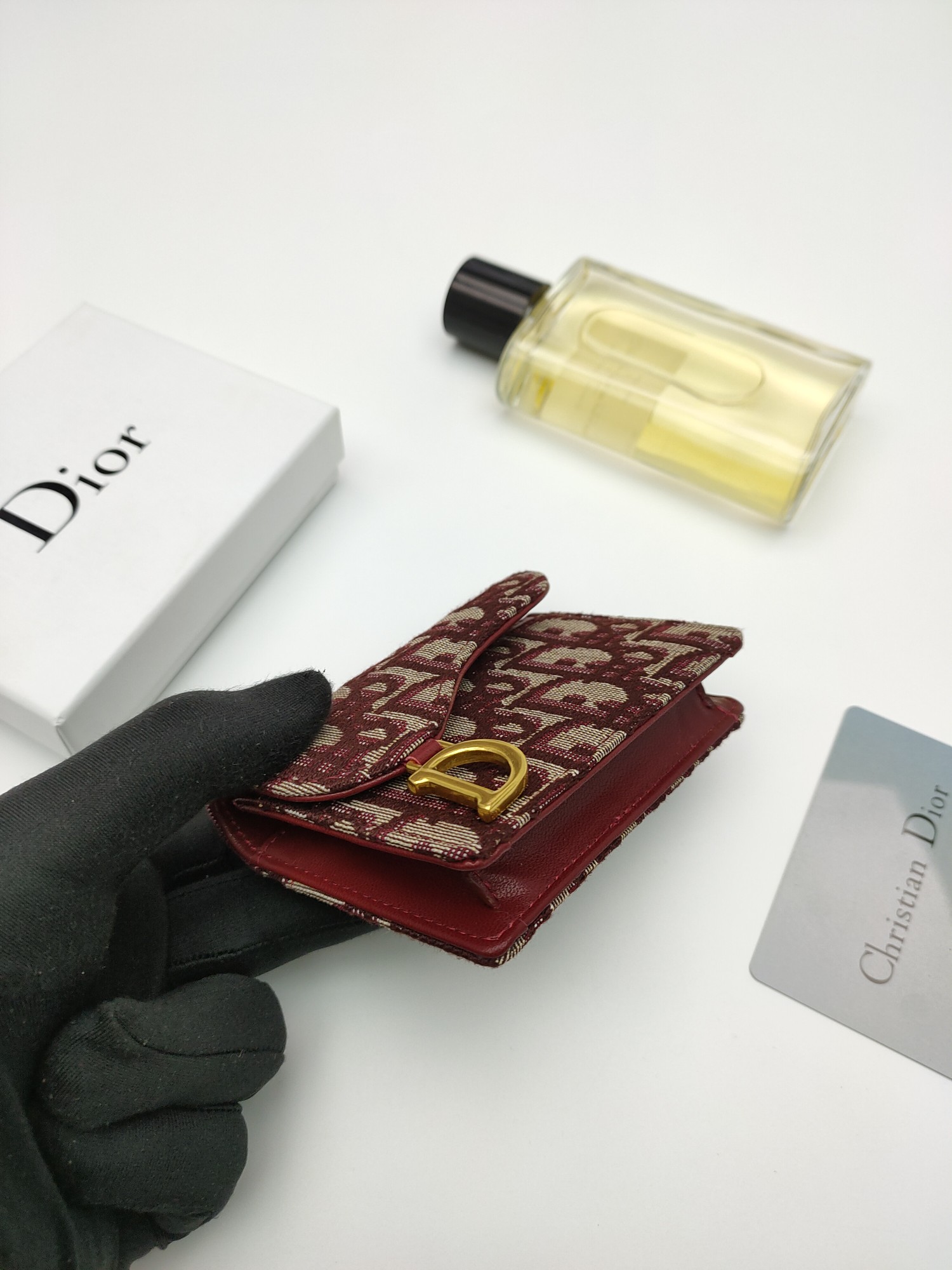 Dior Oblique Saddle card holder Burgundy and beige Oblique jacquard with gold-tone metal hardware burgundy leather interior 11 7 5 2 5cm