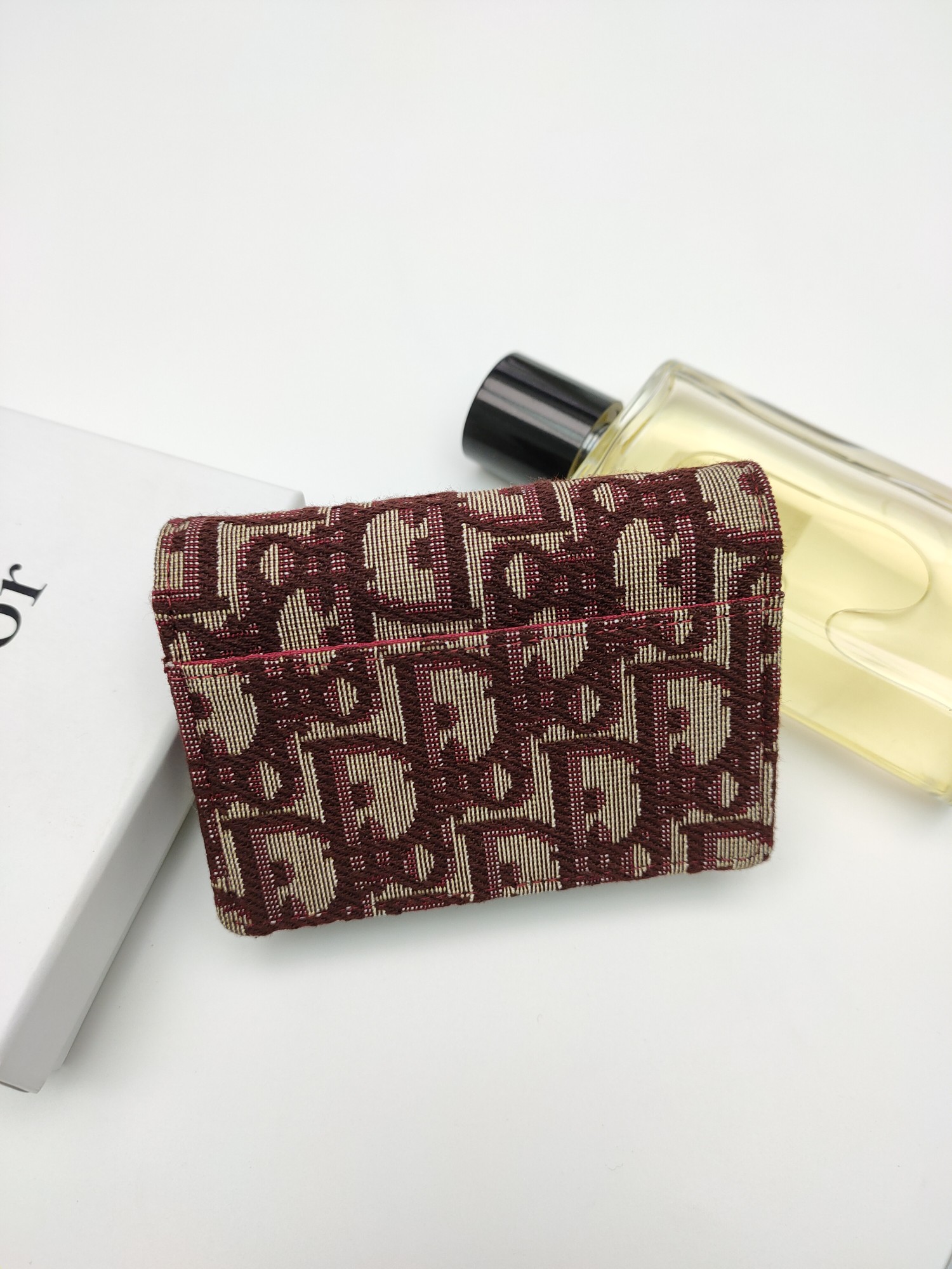 Dior Oblique Saddle card holder Burgundy and beige Oblique jacquard with gold-tone metal hardware burgundy leather interior 11 7 5 2 5cm