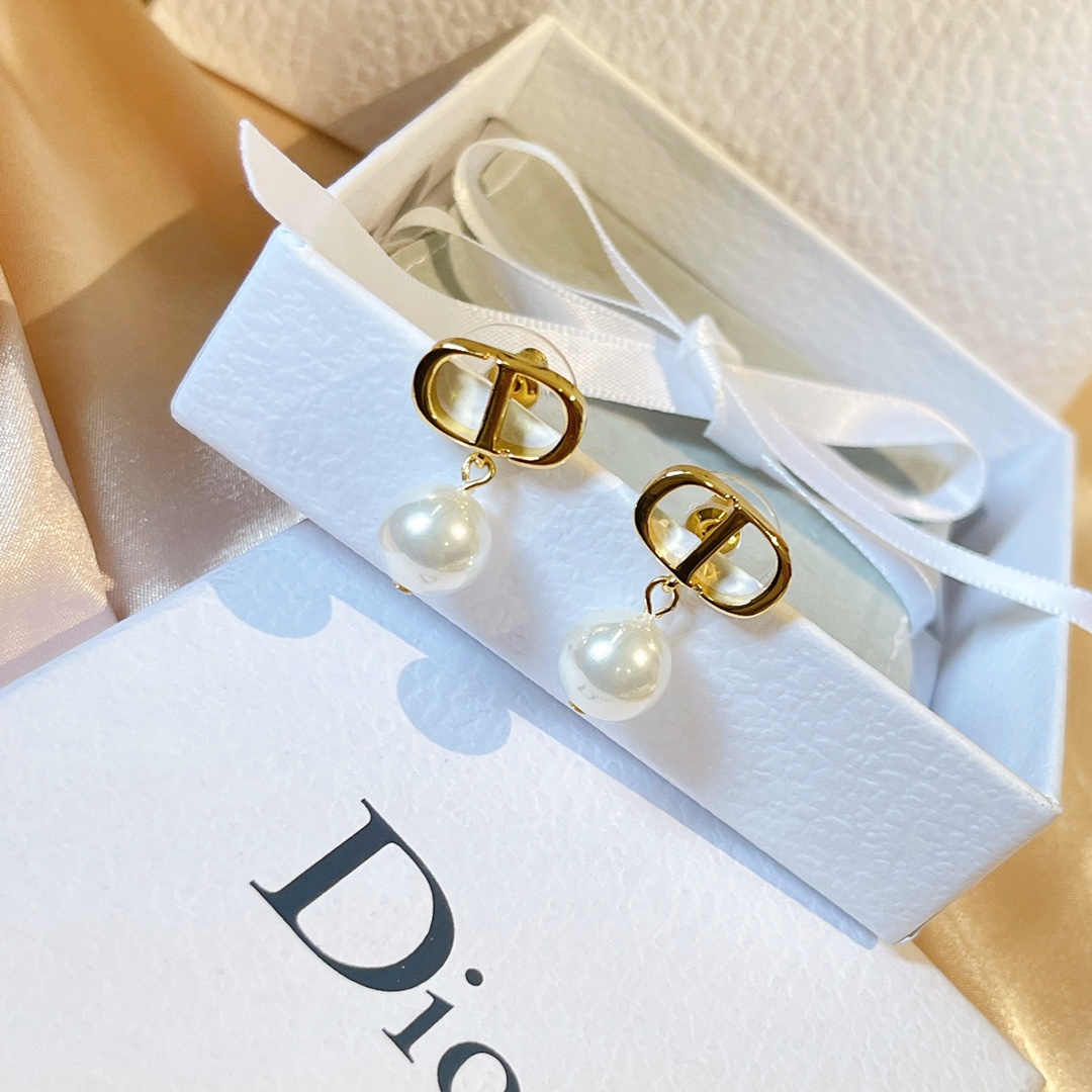 Dior Petit CD earrings Gold-tone metal with white resin pearls One Size