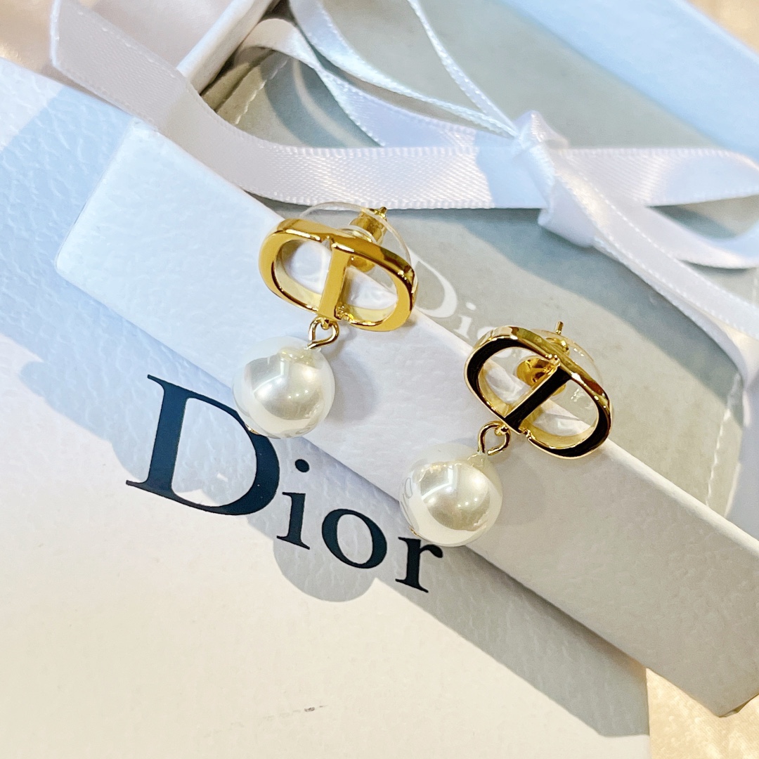 Dior Petit CD earrings Gold-tone metal with white resin pearls One Size