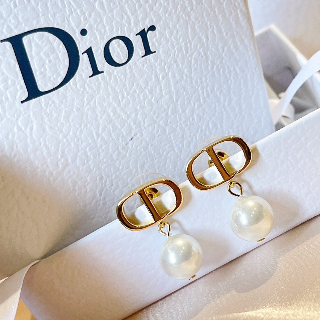 Dior Petit CD earrings Gold-tone metal with white resin pearls One Size