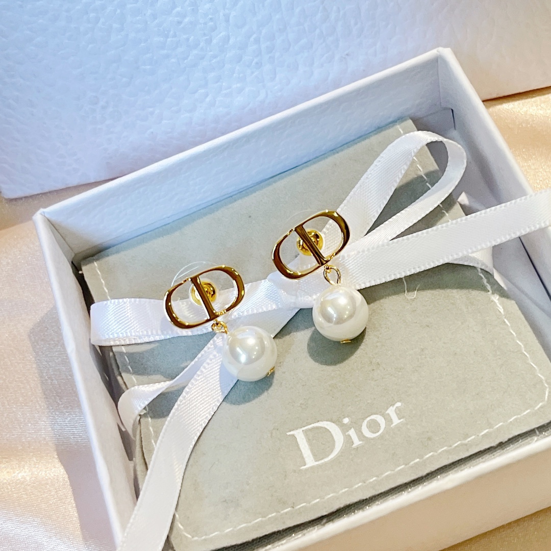 Dior Petit CD earrings Gold-tone metal with white resin pearls One Size