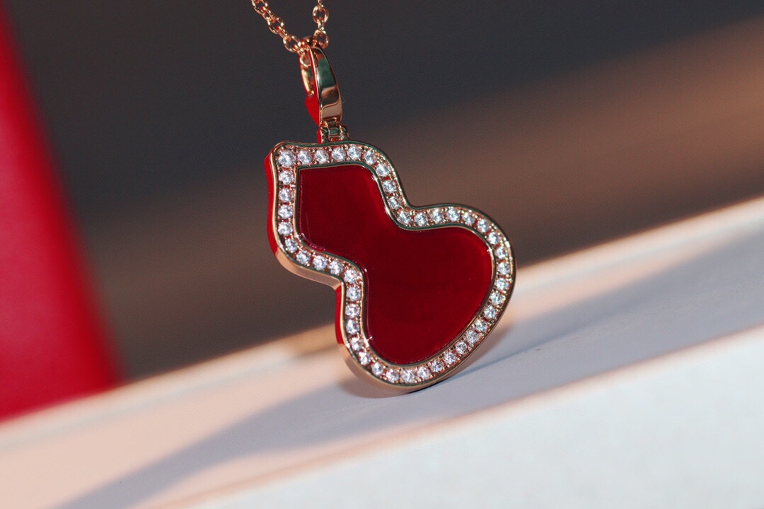 Qeelin Wulu necklace 18K rose gold red carnelian diamond 40 5cm