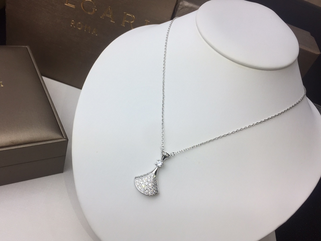 Bvlgari Diva s Dream necklace 18k rose gold with pave set clear diamonds 41-43cm adjustable